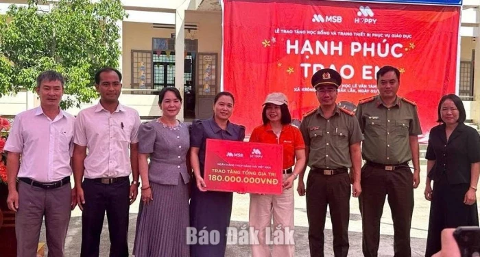 Trao tặng trang thiết bị dạy học cho Trường Tiểu học Lê Văn Tám, xã Krông Nô
