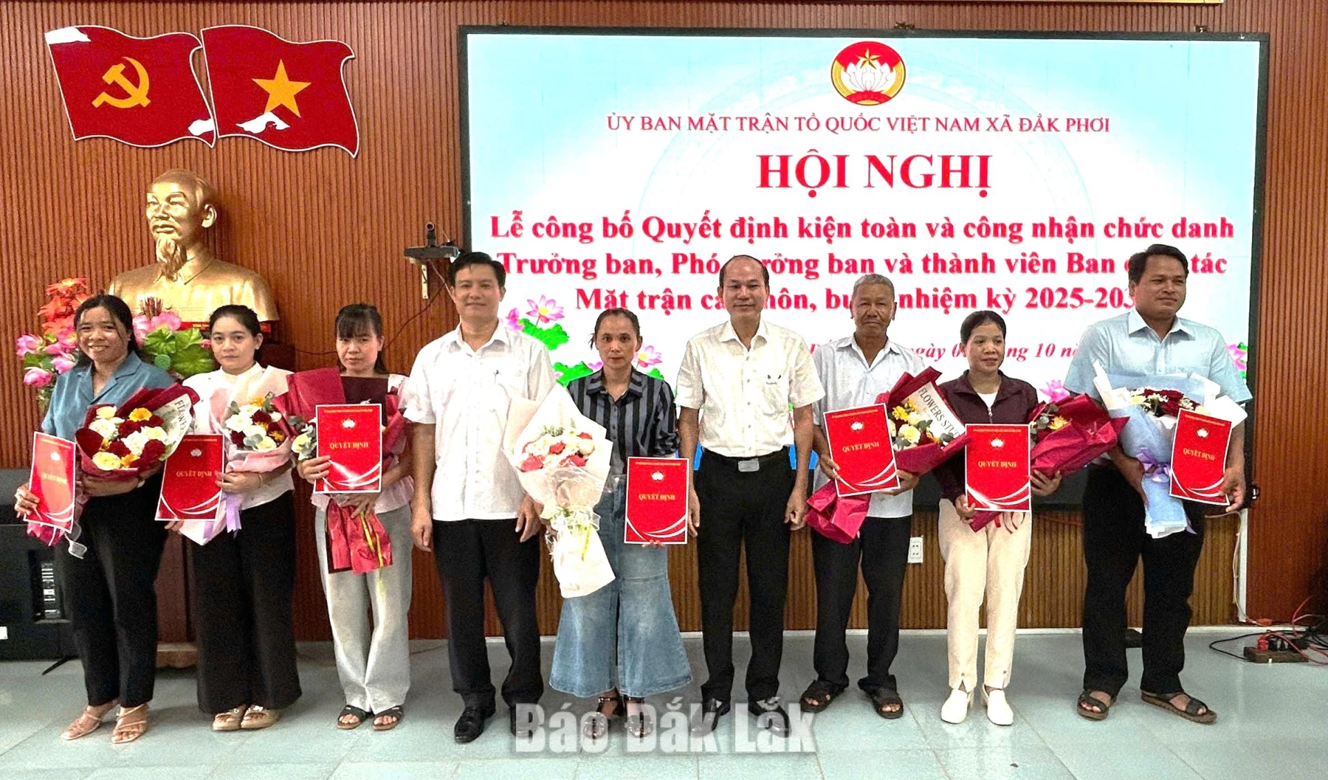 
Phó Bí thư Thường trực Đảng ủy xã Đắk Phơi Phạm Minh Toại tặng hoa chúc mừng và trao quyết định kiện toàn Ban Công tác Mặt trận các thôn, buôn.