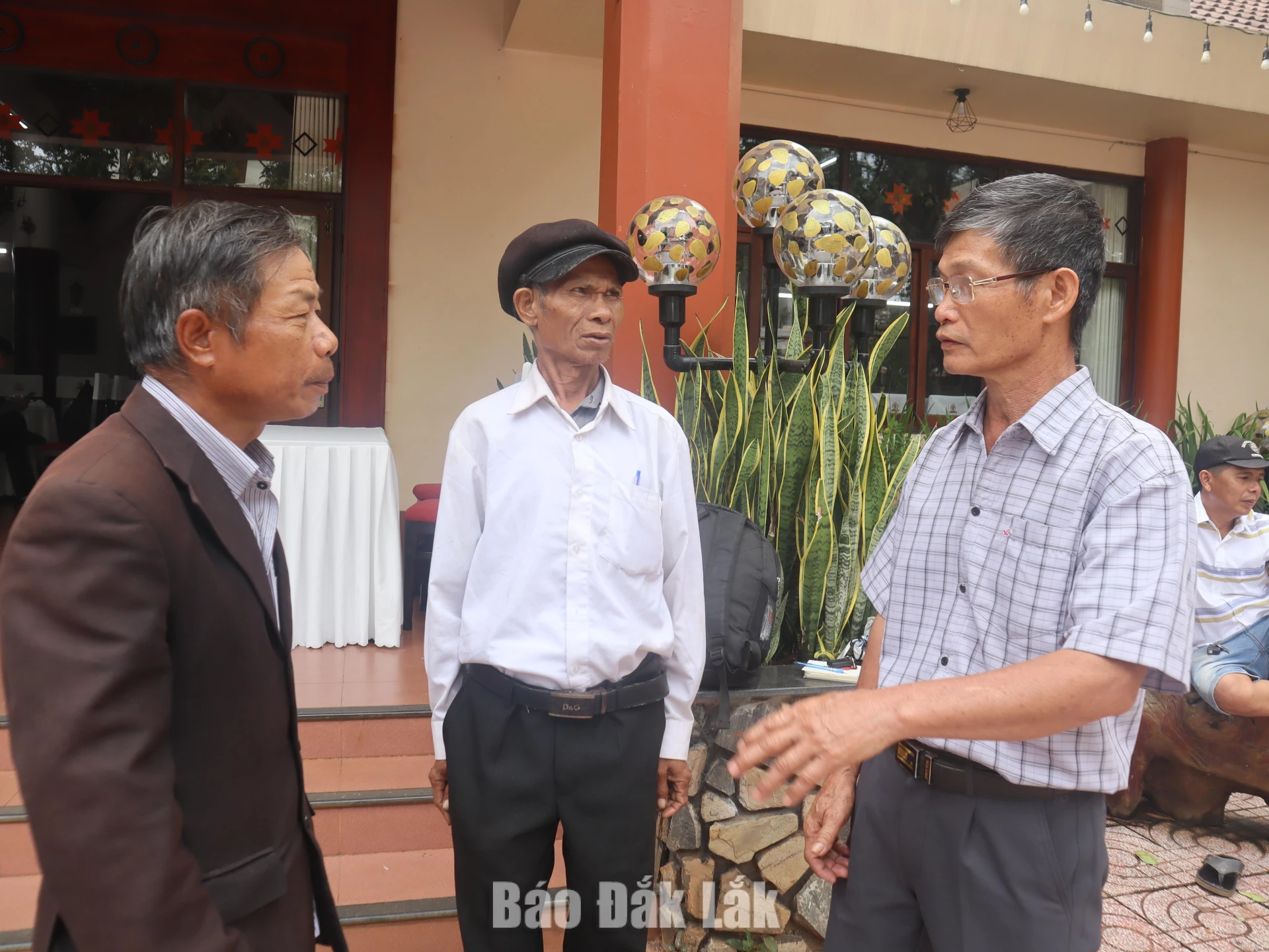 Ông Hoàng Văn Đức (ngoài cùng, bên phải) chia sẻ kinh nghiệm tuyên truyền, vận động với người uy tín các địa phương trong tỉnh.