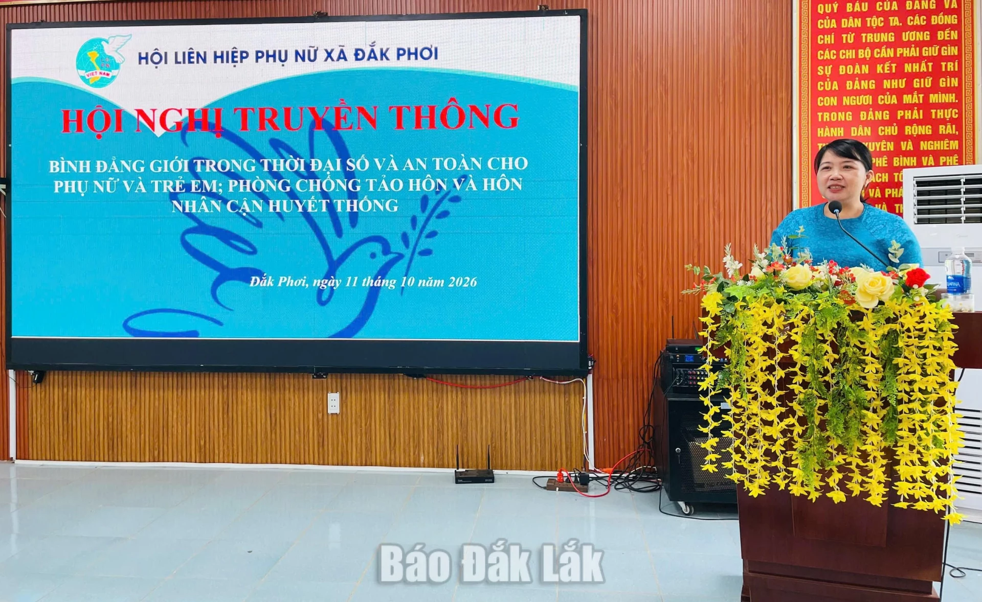
Bà Nguyễn Thị Bích, Chủ tịch Ủy ban MTTQ Việt Nam xã Đắk Phơi, tuyên truyền, phổ biến kiến thức pháp luật về bình đẳng giới, phòng, chống bạo lực gia đình và bảo vệ phụ nữ, trẻ em.