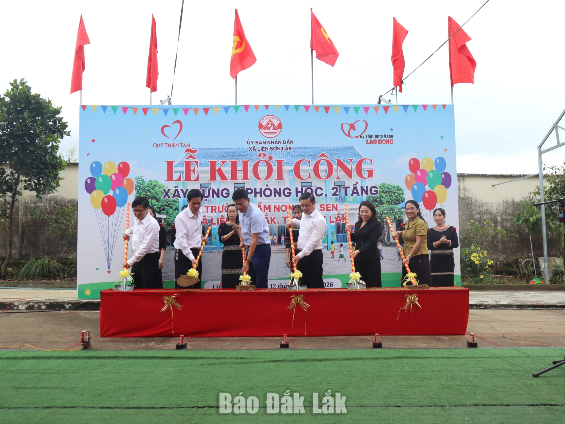 Các đại biểu thực hiện nghi thức động thổ khởi công công trình.