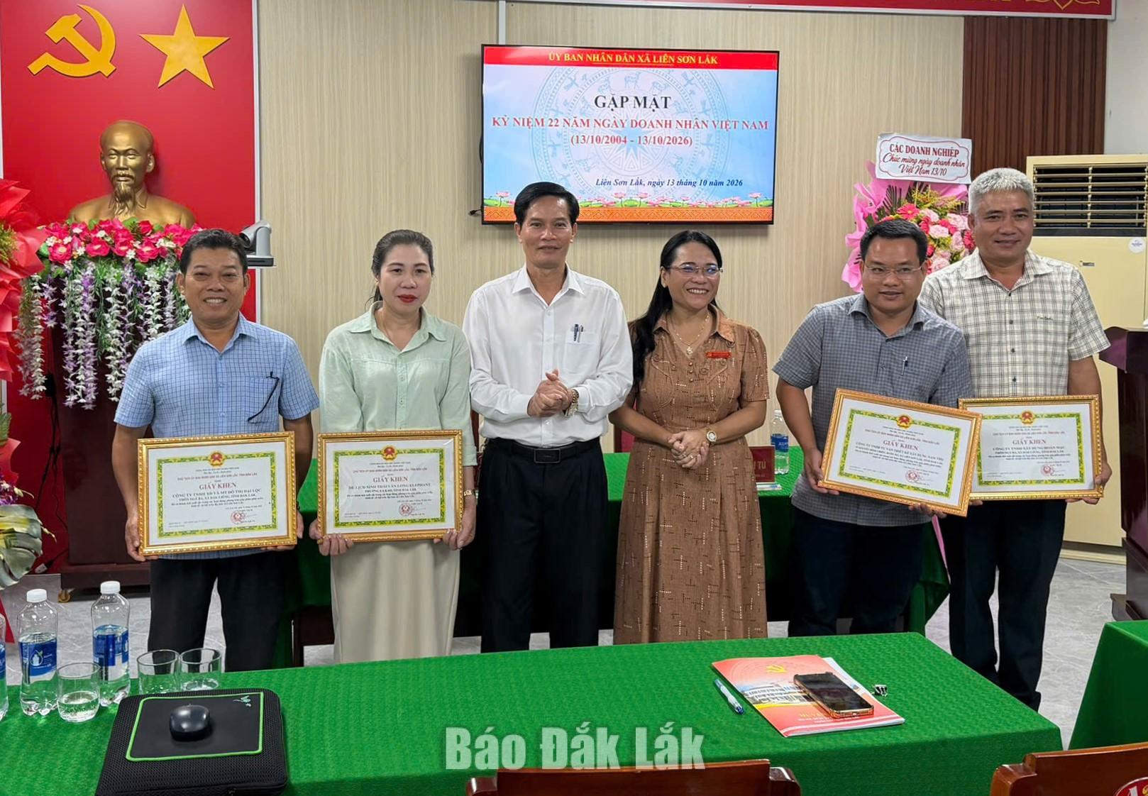 
Bí thư Đảng ủy, Chủ tịch HĐND xã Liên Sơn Lắk Đào Thị Thanh An và Phó Bí thư Đảng ủy, Chủ tịch UBND xã Nguyễn Anh Tú tặng giấy khen cho 5 doanh nhân, hộ kinh doanh có thành tích xuất sắc trong các hoạt động, phong trào tại địa phương.