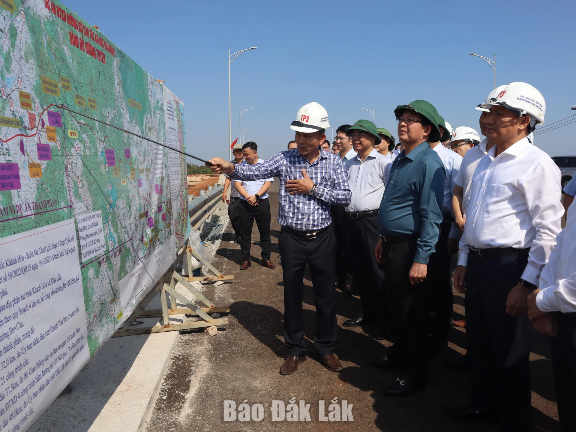 
Phó Thủ tướng Hồ Quốc Dũng cùng đoàn công tác khảo sát thực địa tại điểm đầu dự án, khu vực nút giao với cao tốc Khánh Hòa – Buôn Ma Thuột.