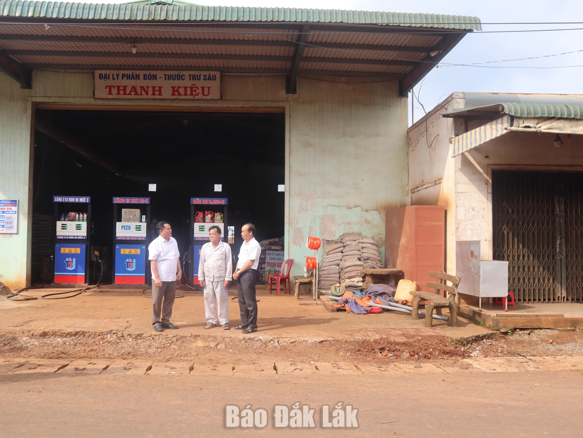 Để phục vụ mở rộng vỉa hè tuyến đường trung tâm xã, gia đình ông Lê Bá Kiệu, buôn Kdoh, xã Cư Pơng, đã tự nguyện hiến khoảng 200 m² đất. 