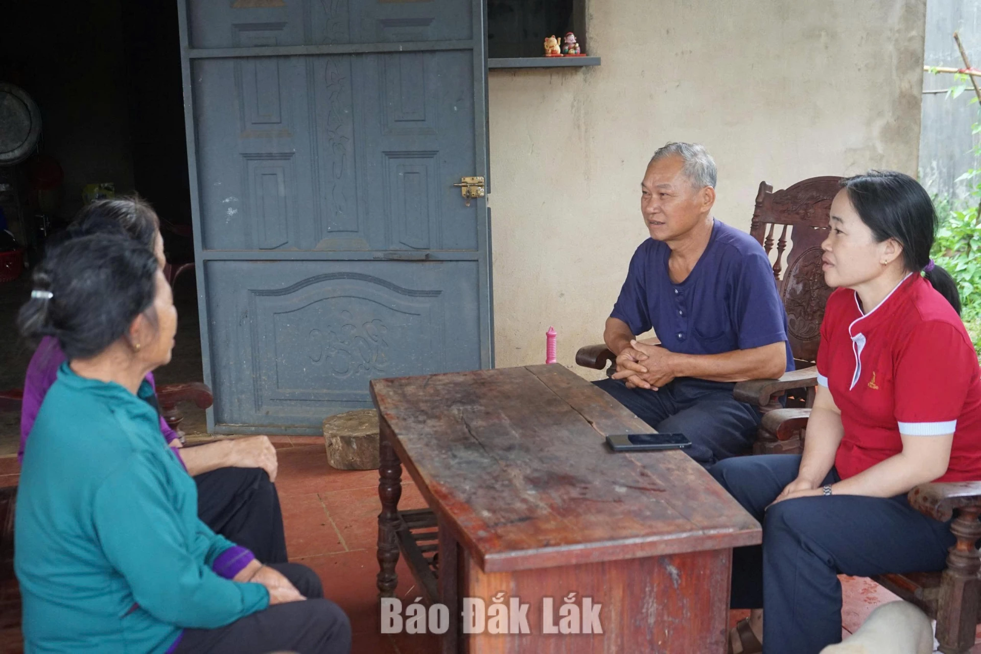 Ông Hứa Văn Viết trò chuyện thân tình với người dân thôn Tam Thịnh.