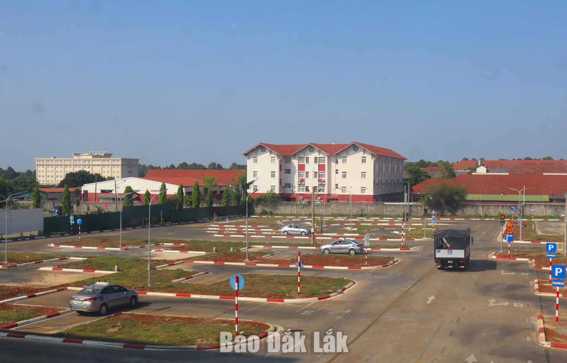 Xe tập lái tại một cơ sở đào tạo, sát hạch giấy phép lái xe trên địa bàn tỉnh. 