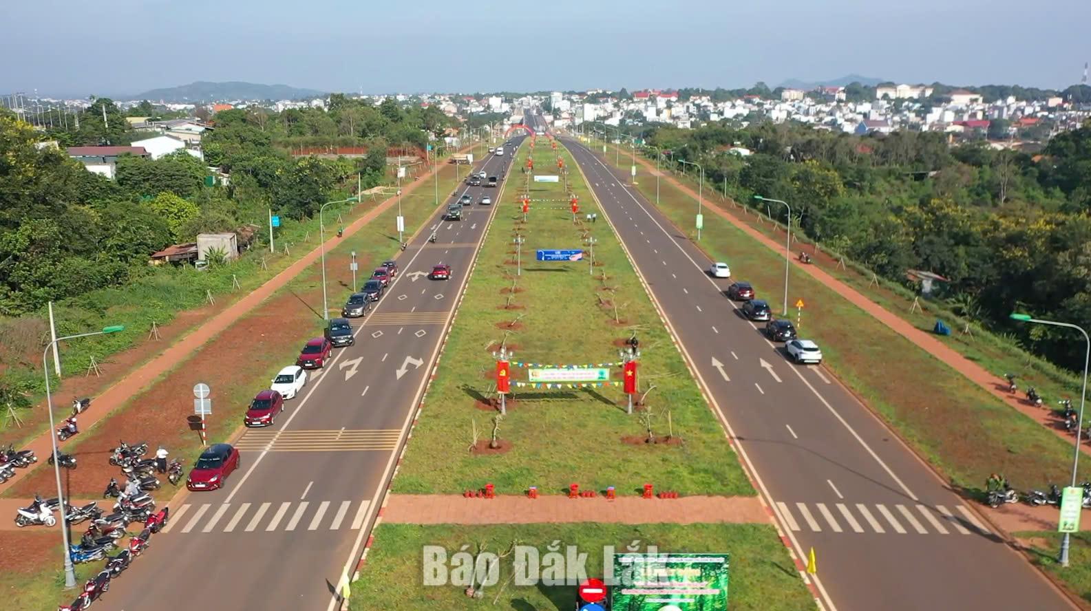 
Đường Võ Nguyên Giáp là một trong những tuyến giao thông quan trọng của đô thị Buôn Ma Thuột, góp phần kết nối các khu vực đô thị và tăng cường khả năng lưu thông giữa trung tâm với các khu vực lân cận.