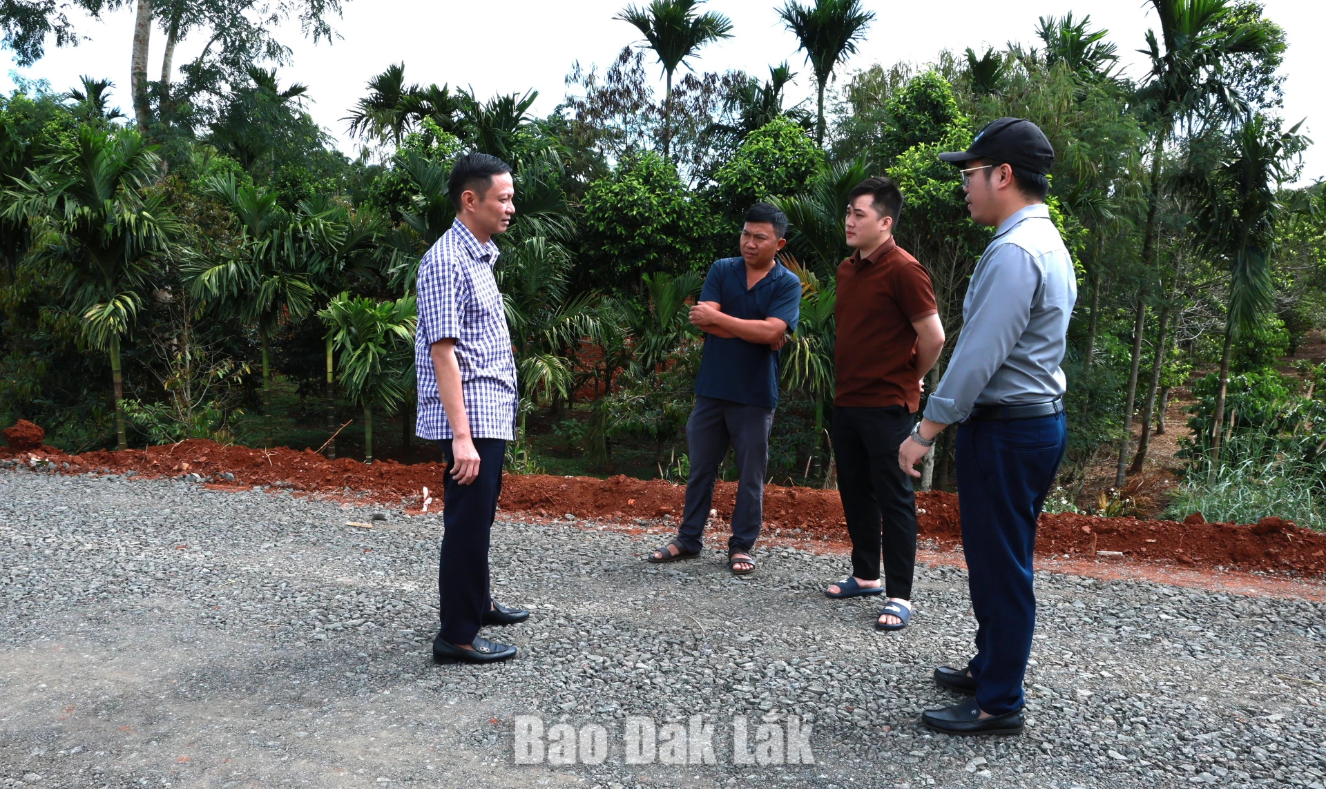 Phó Bí thư Đảng ủy, Chủ tịch UBND phường Tân An Phạm Trung Nghĩa (bìa trái) kiểm tra đường giao thông từ buôn Ju đi tổ dân phố Kiên Cường.