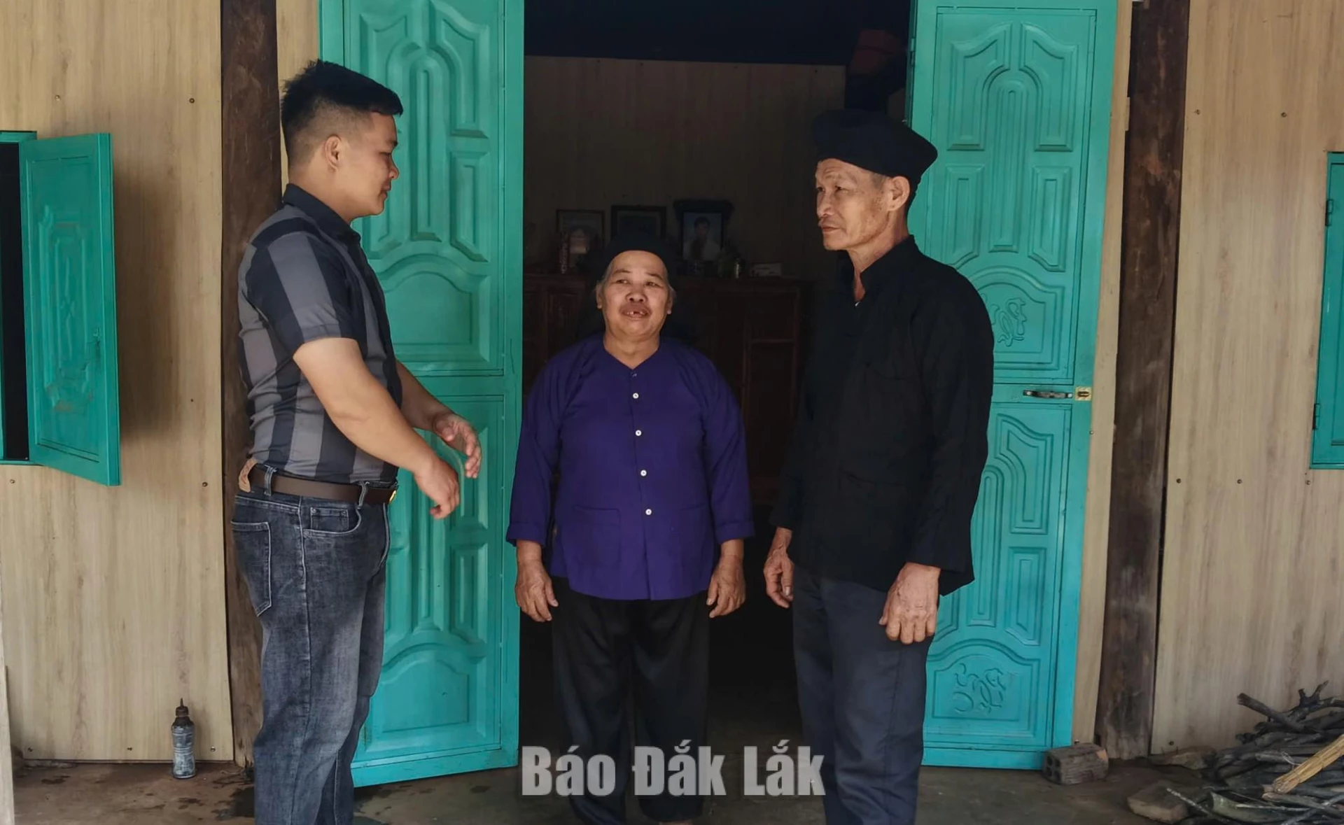 Ông Hoàng Văn Đức, người uy tín thôn Tam Trung (ngoài cùng, bên phải) và Bí thư Chi bộ thôn Tam Trung trò chuyện với người dân.
