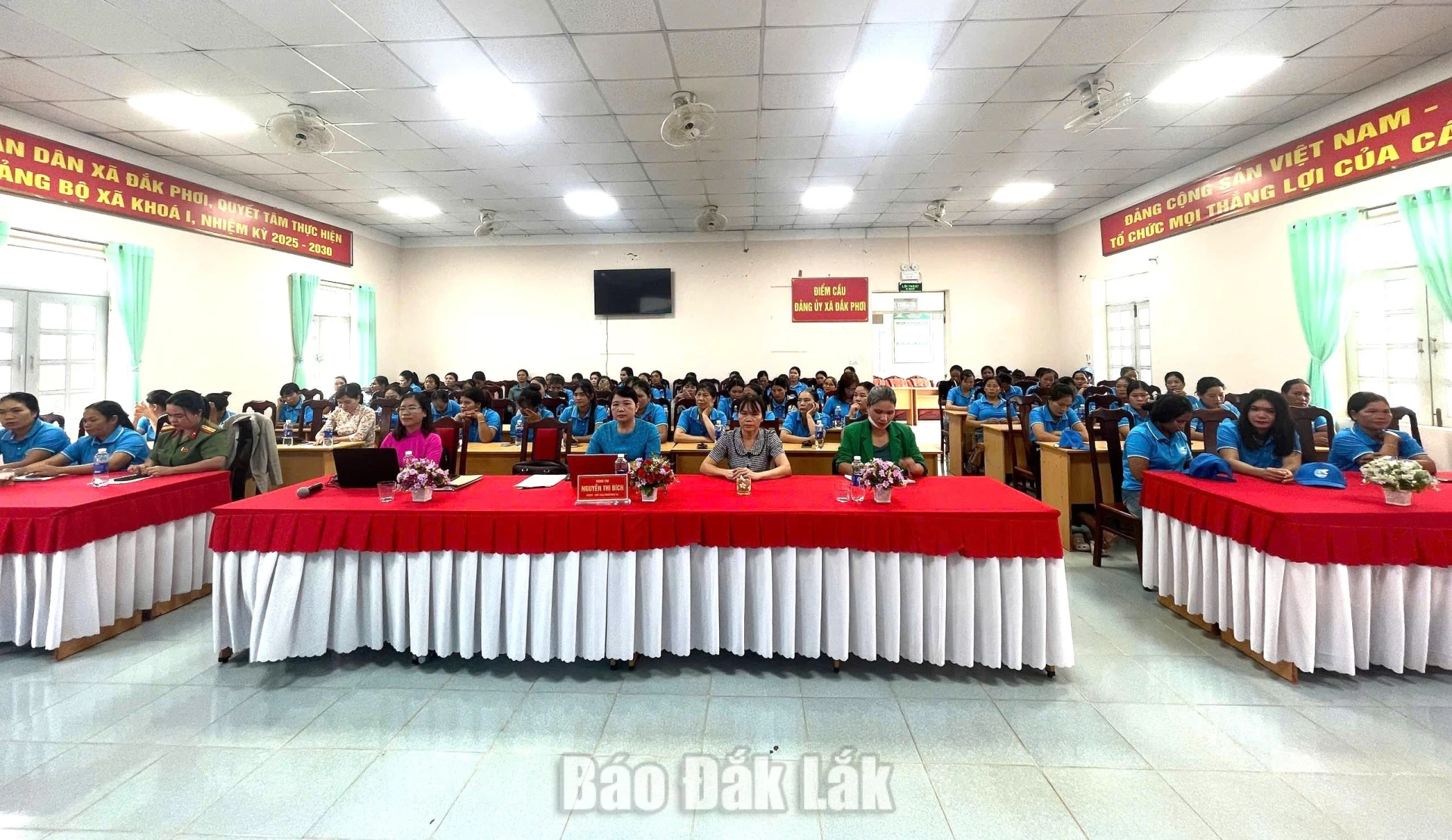 Đông đảo cán bộ, hội viên phụ nữ trên địa bàn xã Đắk Phơi tham dự hội nghị.