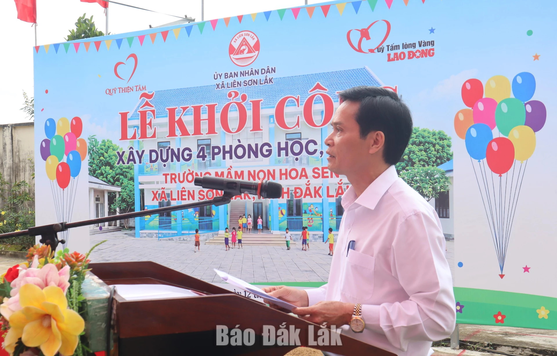 Phó Bí thư Đảng ủy, Chủ tịch UBND xã Liên Sơn Lắk Nguyễn Anh Tú phát biểu tại buổi lễ khởi công.