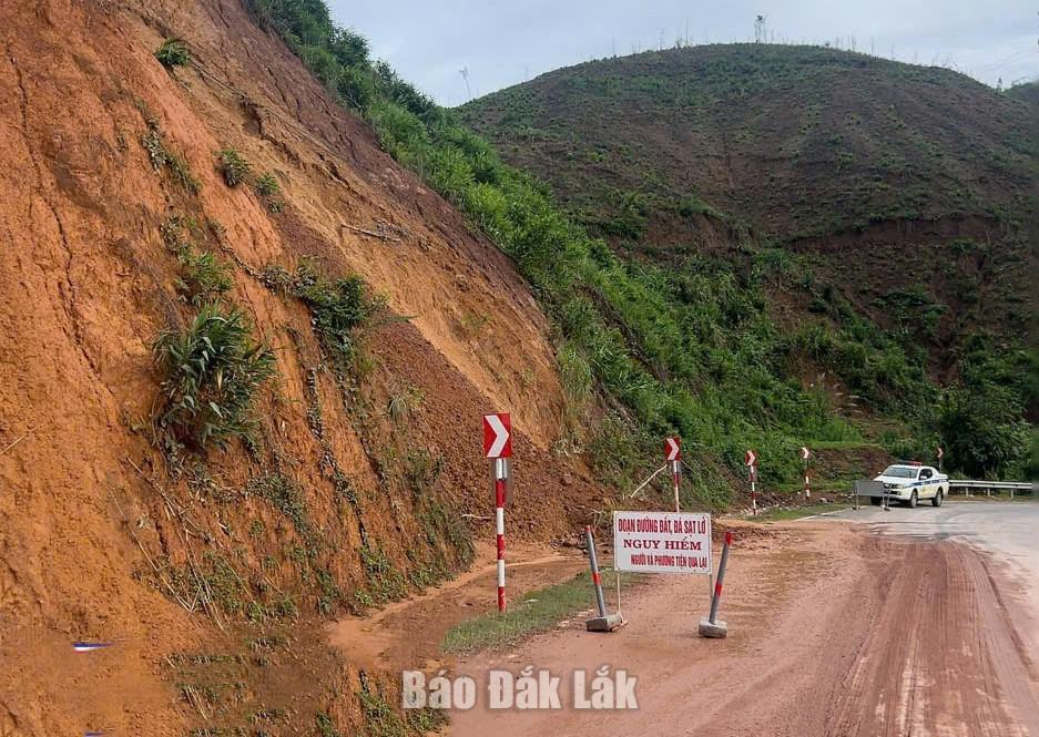 Đất, bùn tràn xuống mặt đường đèo Phượng Hoàng, đoạn qua xã Ea Trang.