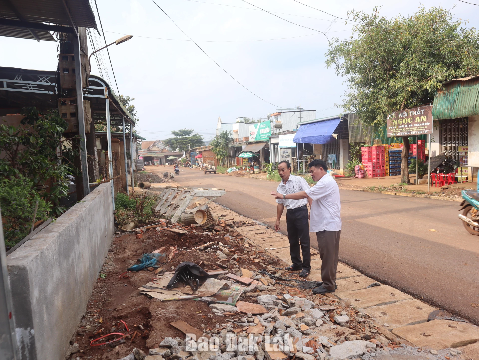 Lãnh đạo xã Cư Pơng và đại diện Ban tự quản buôn Kdoh kiểm tra tiến độ thực hiện dự án.