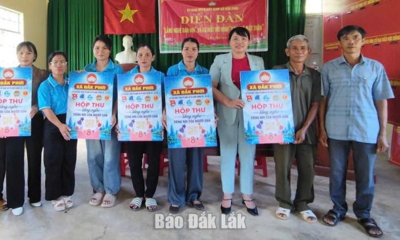 Ủy ban MTTQ Việt Nam xã Đắk Phơi giới thiệu hộp thư lắng nghe ý kiến, tâm tư, nguyện vọng của người dân và ra mắt mô hình “Bàn trà Mặt trận”.