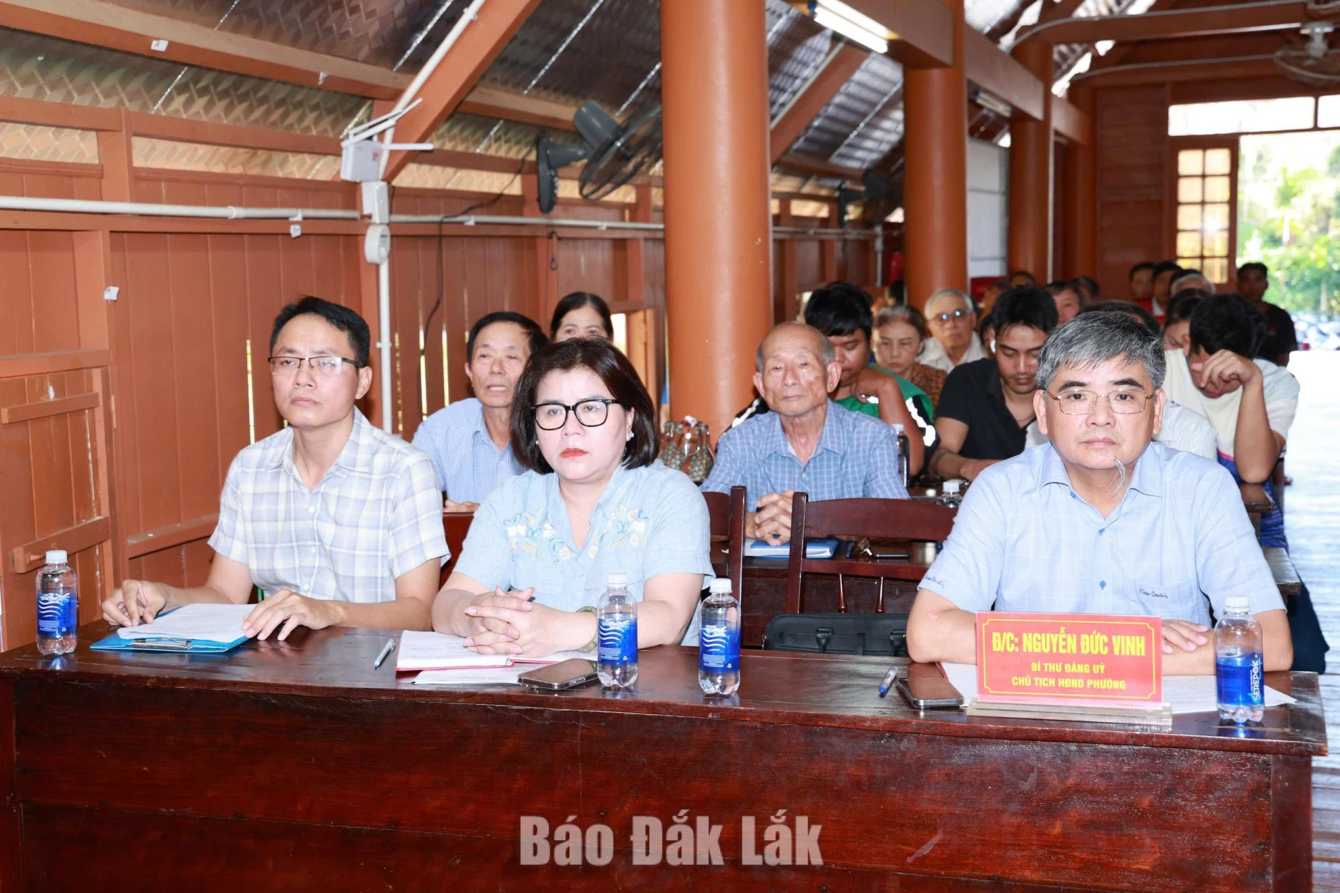 
Đồng chí Nguyễn Đức Vinh, Bí thư Đảng ủy, Chủ tịch HĐND phường Tân An lắng nghe ý kiến của người dân tại Diễn đàn “Lắng nghe dân nói” ở Nhà văn hóa cộng đồng buôn Ju.