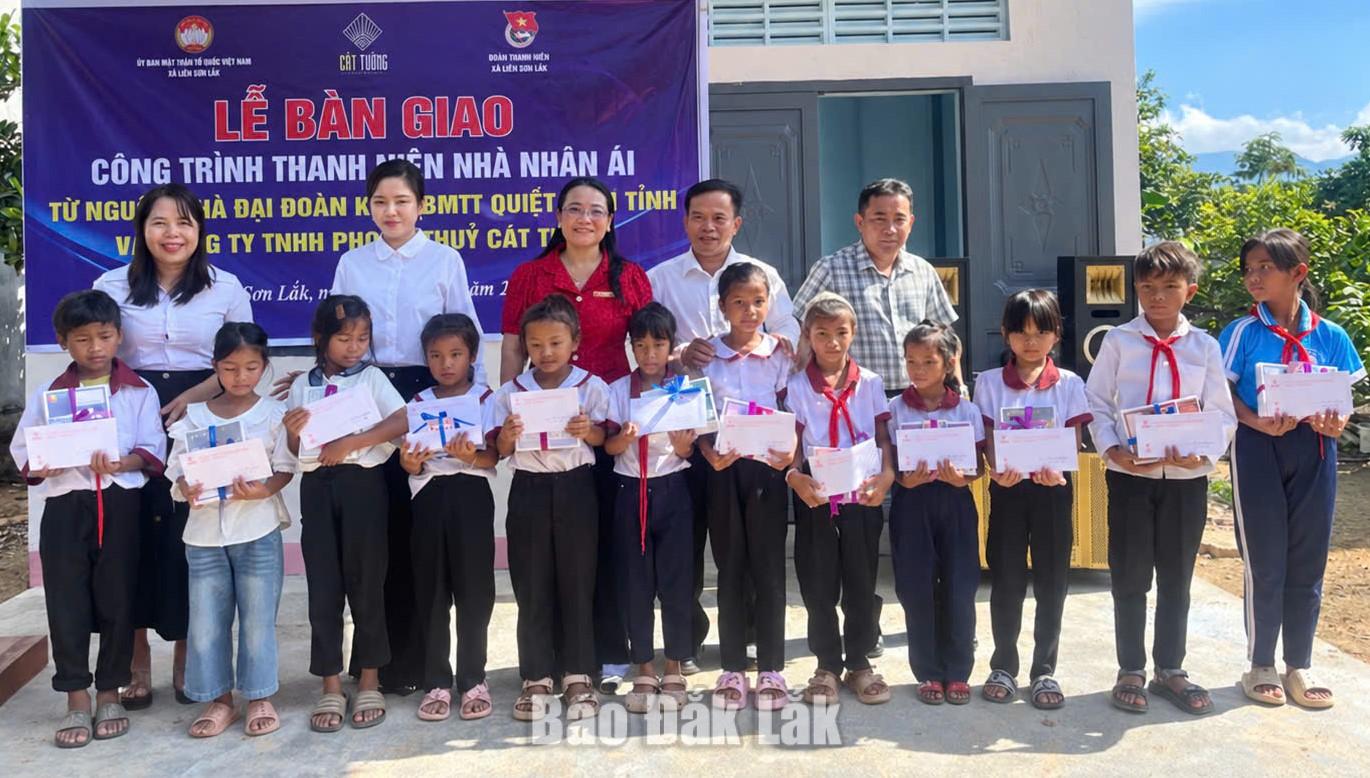 Tại buổi lễ, các đại biểu đã trao những phần quà cho học sinh Trường Tiểu học và THCS Y Yut.