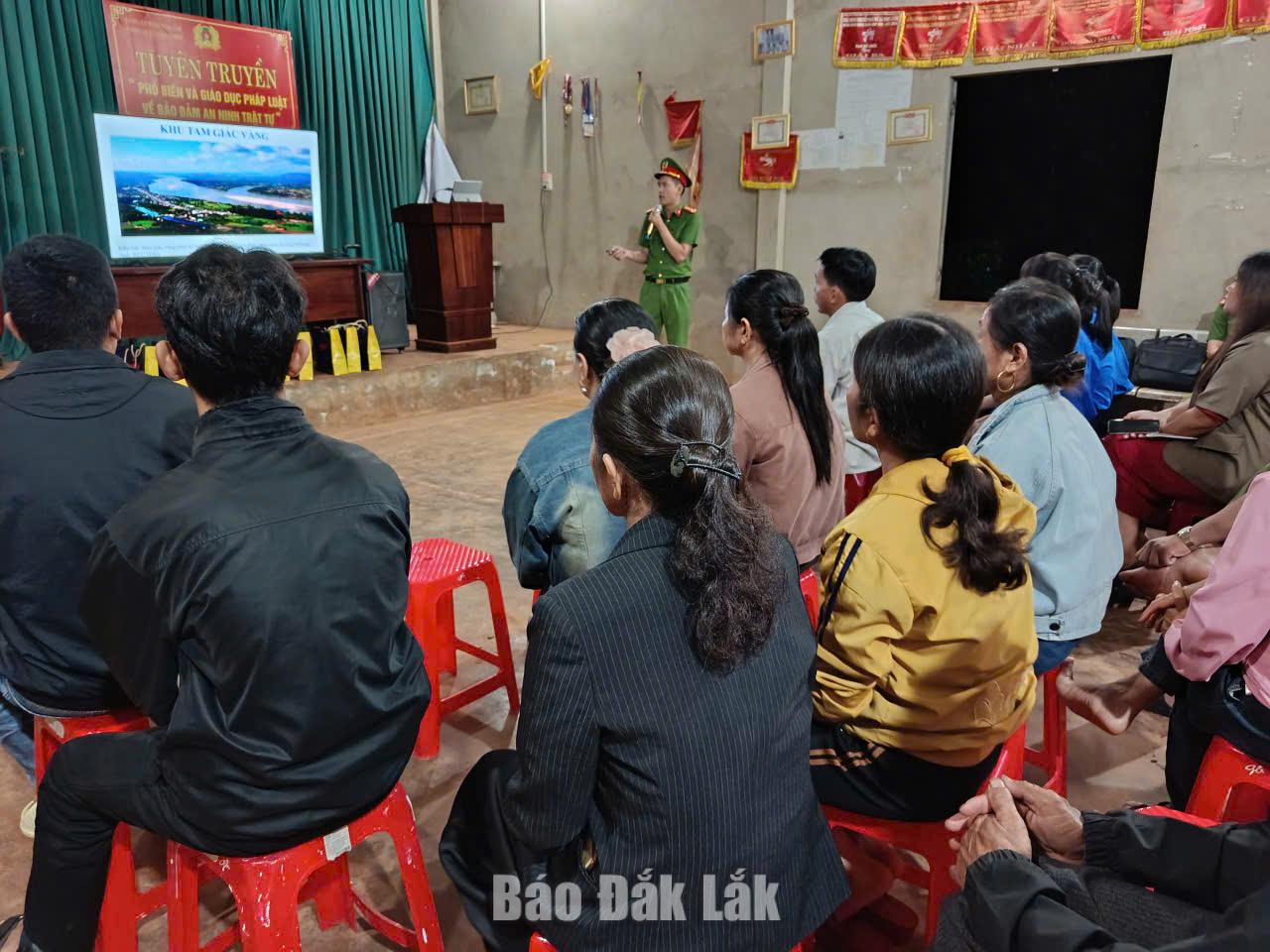 Đông đảo người dân xã Tam Giang tham gia buổi tuyên truyền, phổ biến pháp luật trên địa bàn.