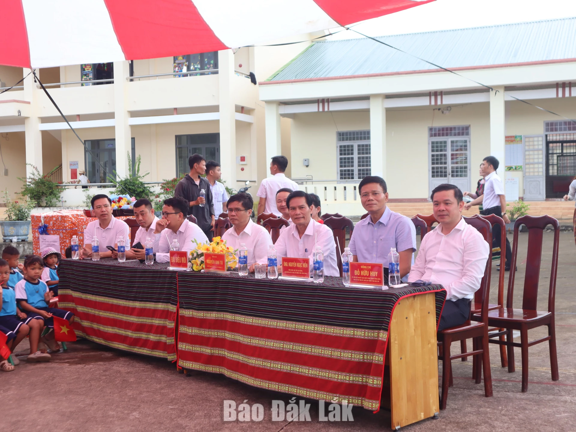 Đồng chí Đỗ Hữu Huy, Ủy viên dự khuyết Trung ương Đảng, Phó Bí thư Tỉnh ủy, Chủ tịch UBND tỉnh cùng các đại biểu dự Lễ khởi công.