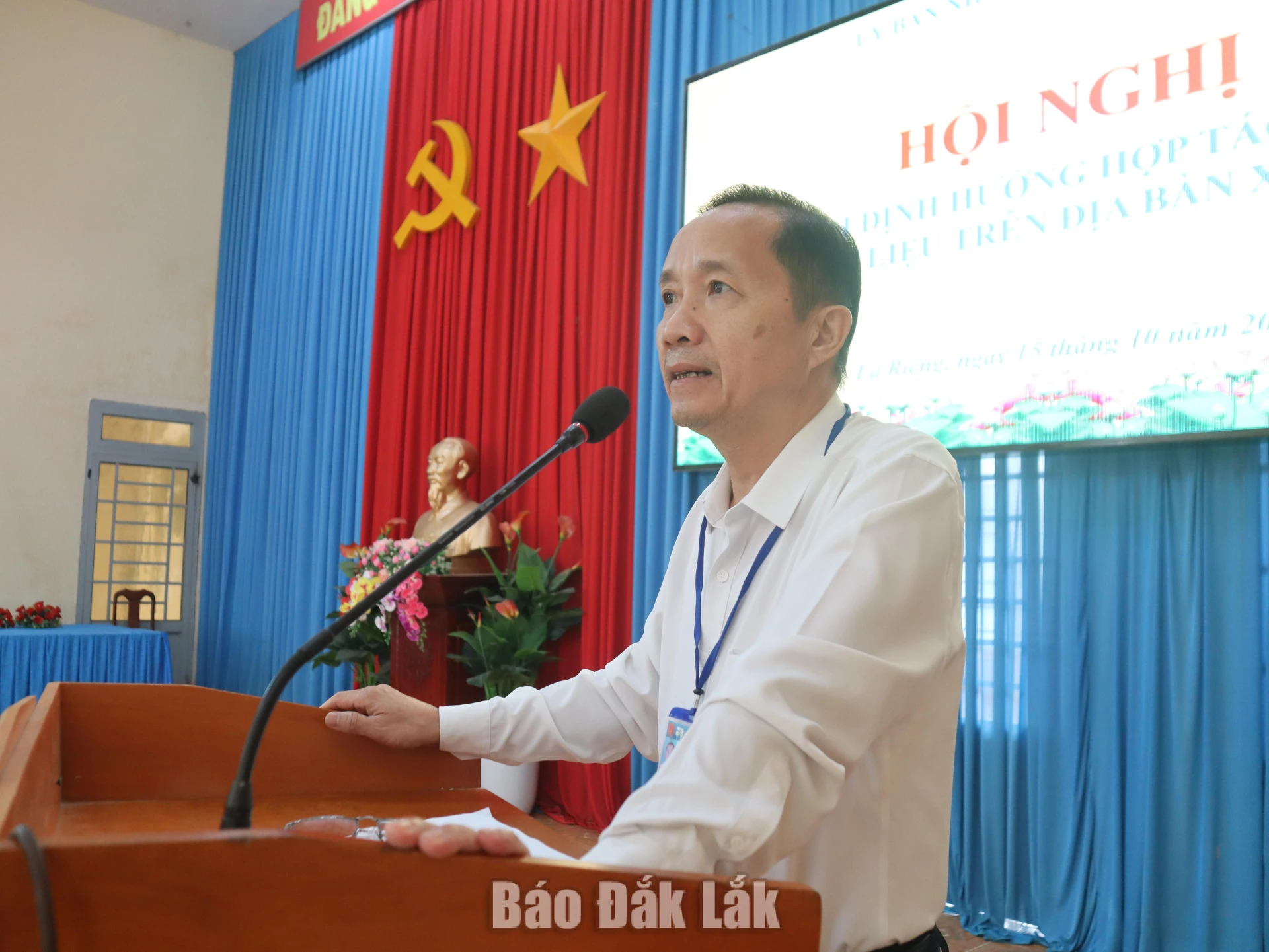 Ông Phan Đức Thọ, Phó Bí thư Đảng ủy, Chủ tịch UBND xã Ea Riêng phát biểu tại hội nghị.