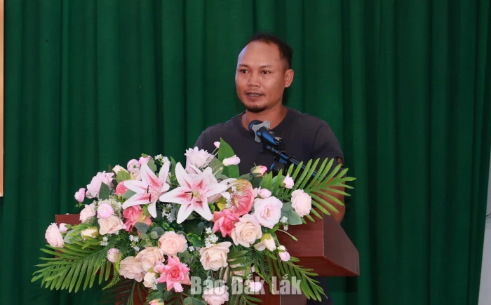 Đại diện hộ làm du lịch trên địa bàn phường Tân An chia sẻ kinh nghiệm và đề xuất giải pháp phát triển du lịch cộng đồng gắn với bảo tồn, phát huy bản sắc văn hóa dân tộc.