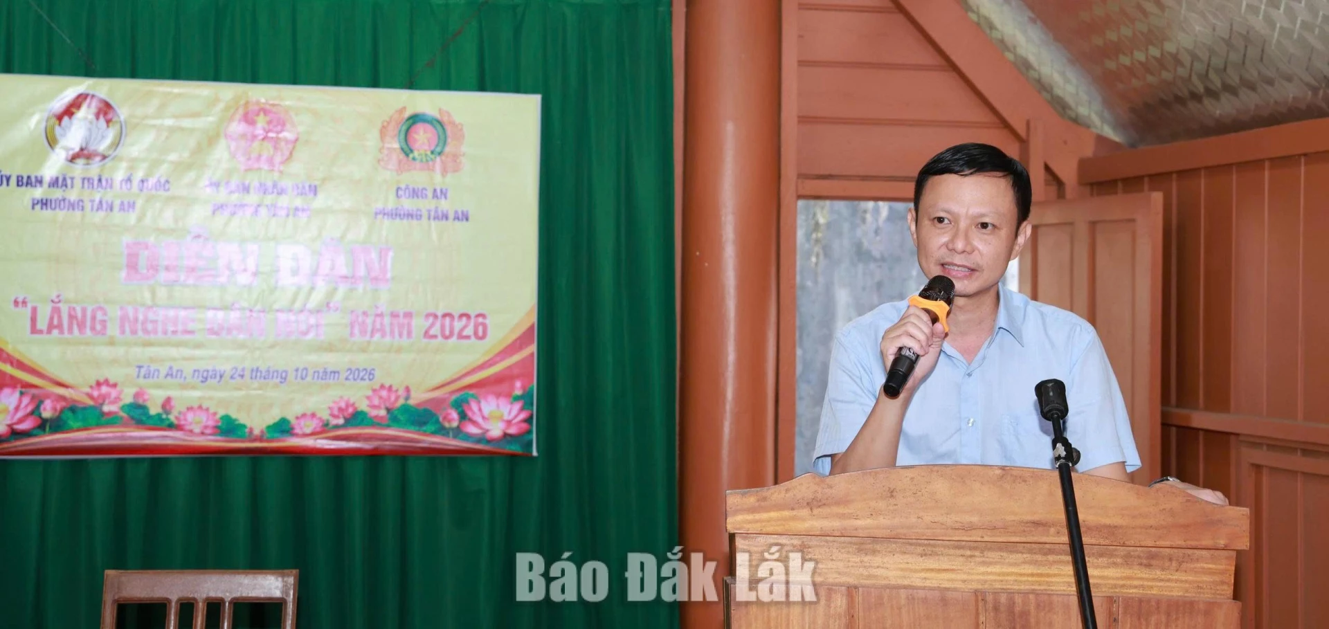 
Phó Bí thư Đảng ủy, Chủ tịch UBND phường Tân An Phạm Trung Nghĩa trực tiếp giải đáp các ý kiến, kiến nghị của người dân tại diễn đàn.