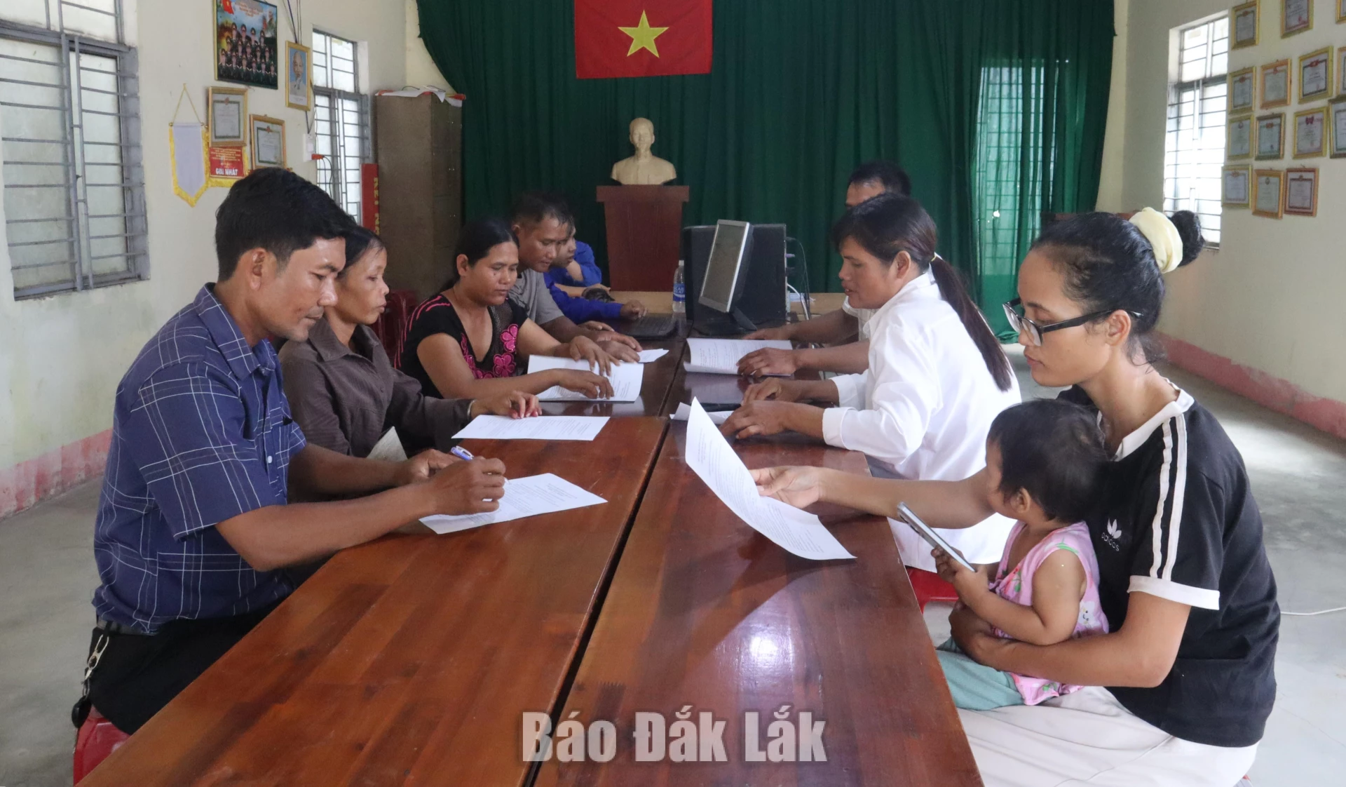 
Người dân buôn Biêp thực hiện kê khai dữ liệu đất đai tại Nhà văn hóa cộng đồng.