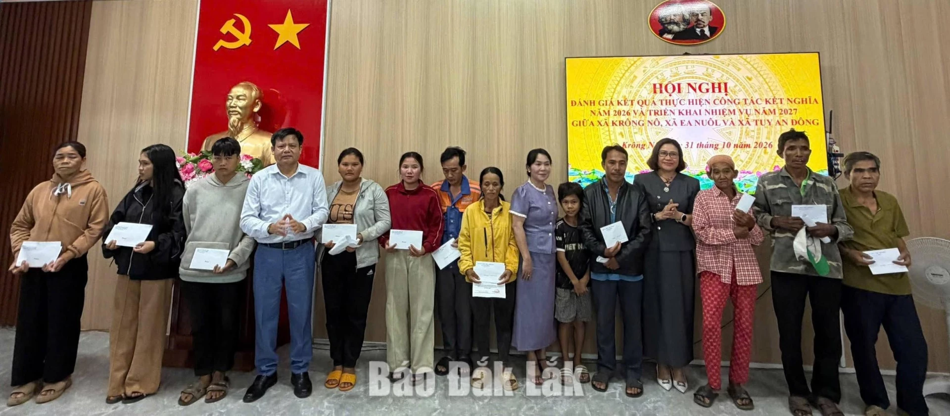 
Người dân xã Krông Nô đón nhận những phần quà do Đảng ủy xã Ea Nuôl và Đảng ủy xã Tuy An Đông trao tặng.