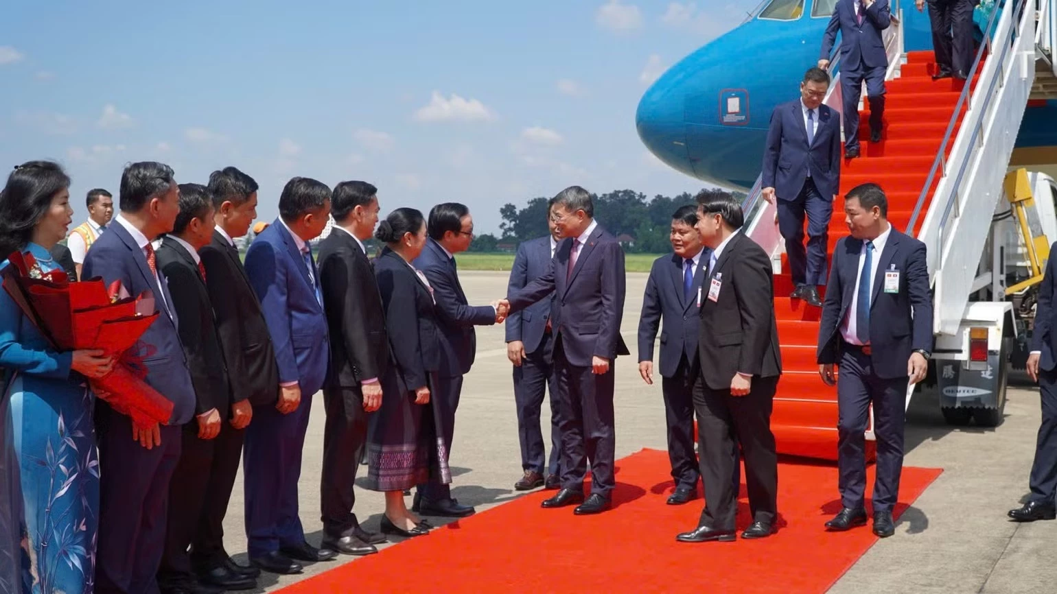 Lãnh đạo một số bộ, ngành của Lào đón Thủ tướng Chính phủ Lê Minh Hưng tại chân cầu thang máy bay. Ảnh: VOV