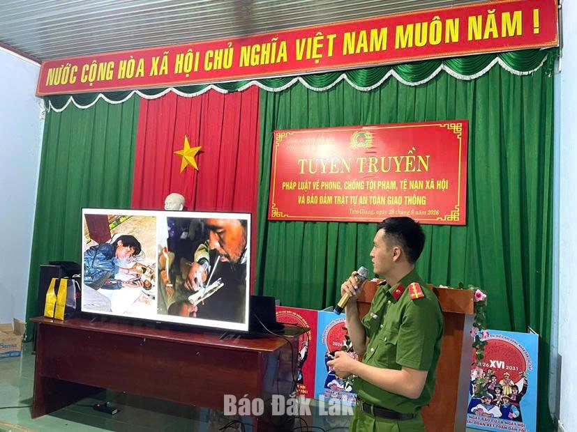 Cán bộ Công an xã Tam Giang tuyên truyền pháp luật tại thôn Tam Hòa.