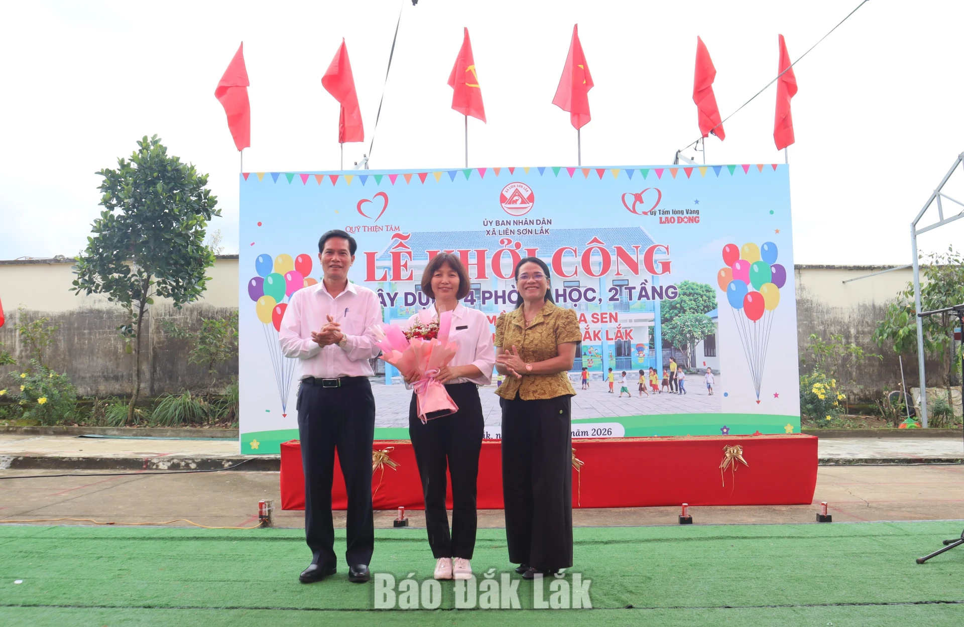 Lãnh đạo xã Liên Sơn Lắk tặng hoc đơn vị tài trợ.