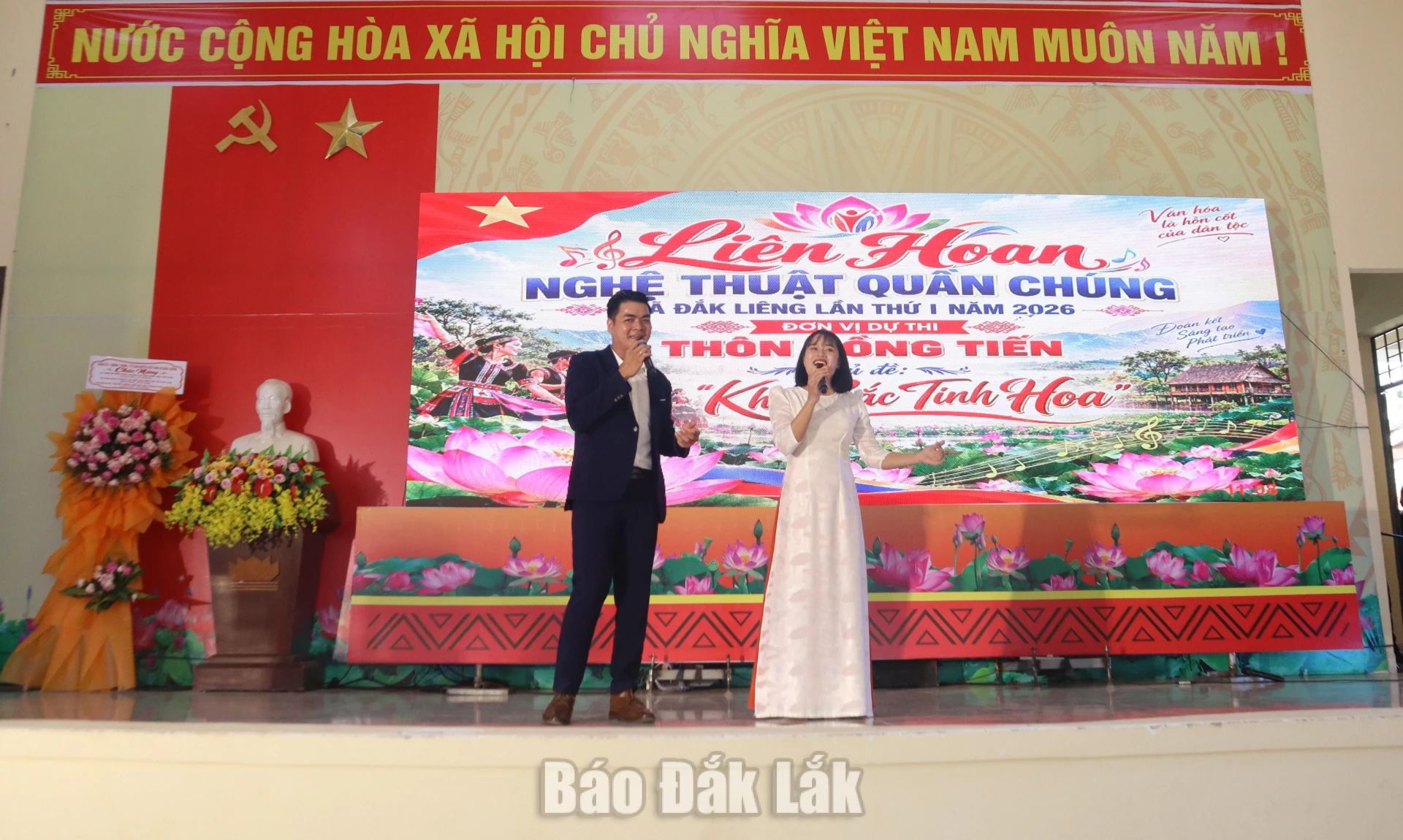 
Tiết mục song ca ca ngợi quê hương, đất nước tại Liên hoan Nghệ thuật quần chúng xã Đắk Liêng lần thứ Nhất năm 2026.