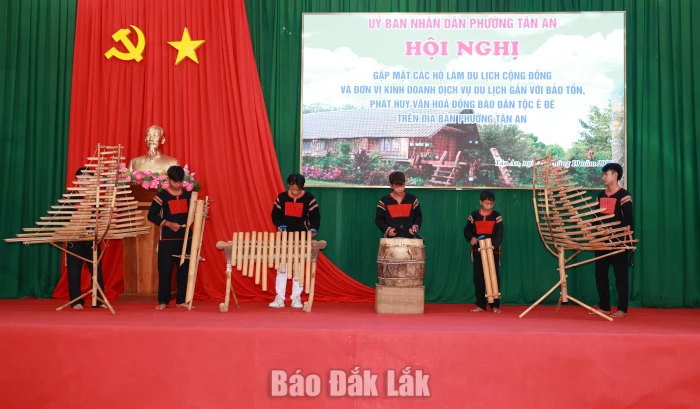 Các nghệ nhân trên địa bàn phường Tân An biểu diễn tiết mục văn nghệ tại chương trình.