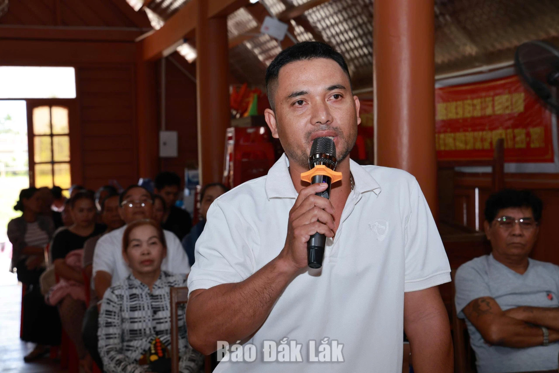 Người dân buôn KoTam nêu ý kiến, kiến nghị tại Diễn đàn “Lắng nghe dân nói”.