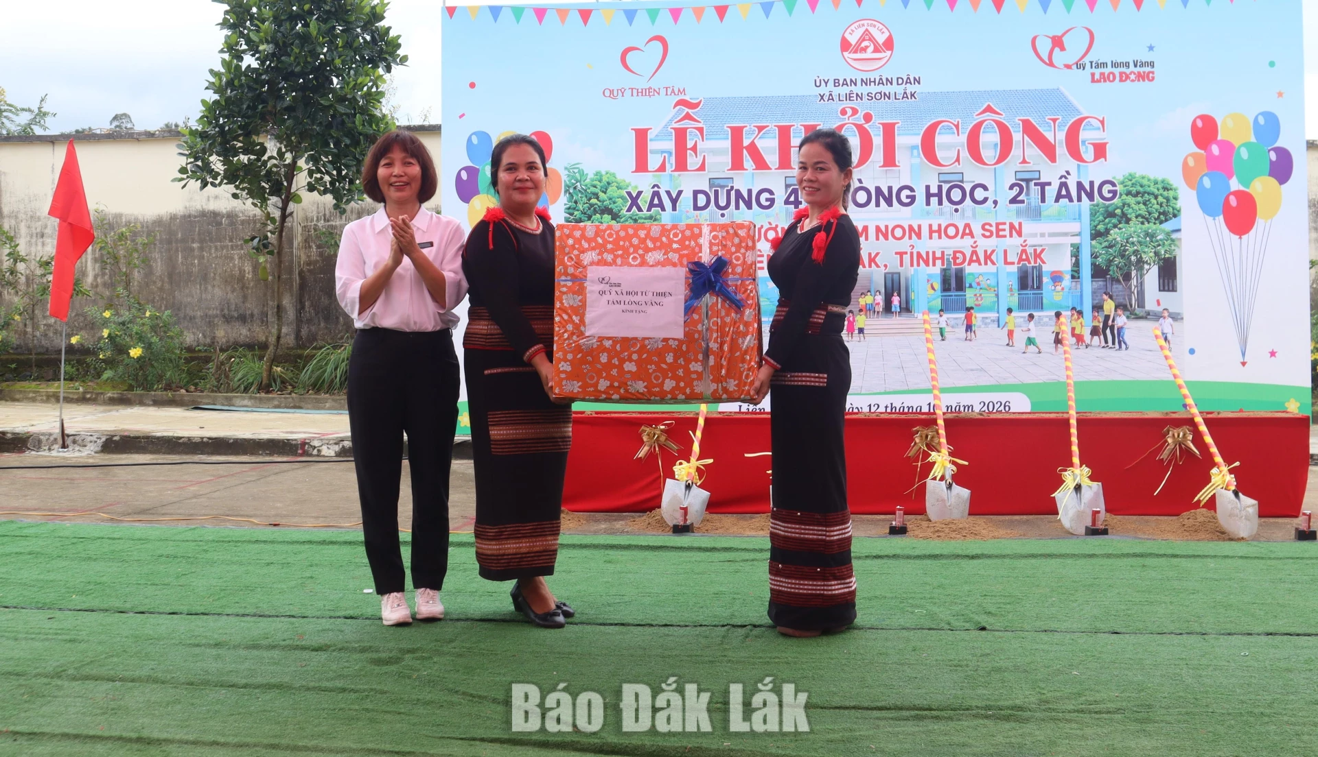 Đại diện Quỹ Tấm lòng vàng, Báo Lao động tặng quà cho nhà trường. 