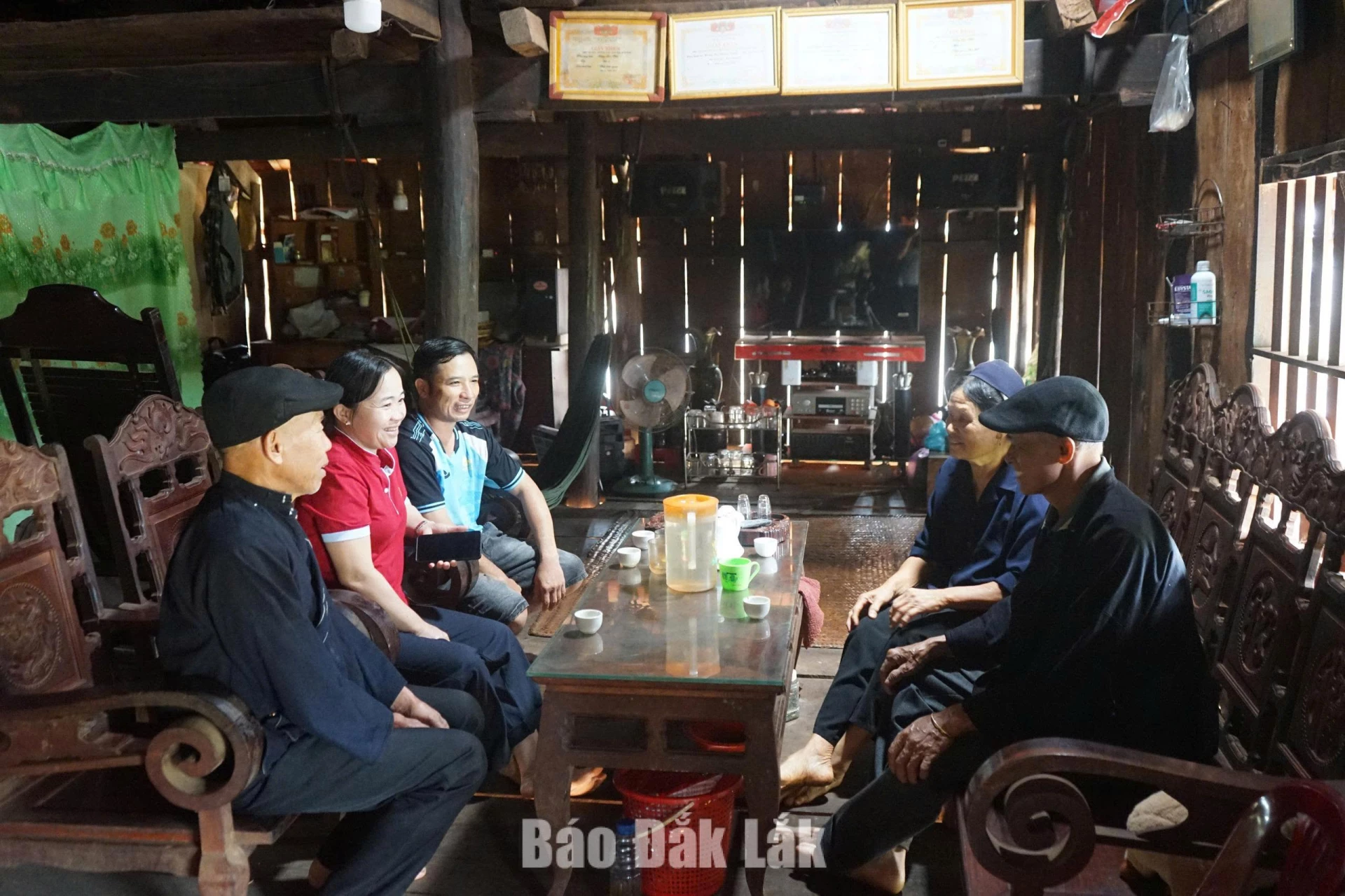 
Người có uy tín, các bậc cao niên thôn Tam Lập tích cực tuyên truyền, vận động bà con gìn giữ và phát huy bản sắc văn hóa truyền thống của dân tộc.