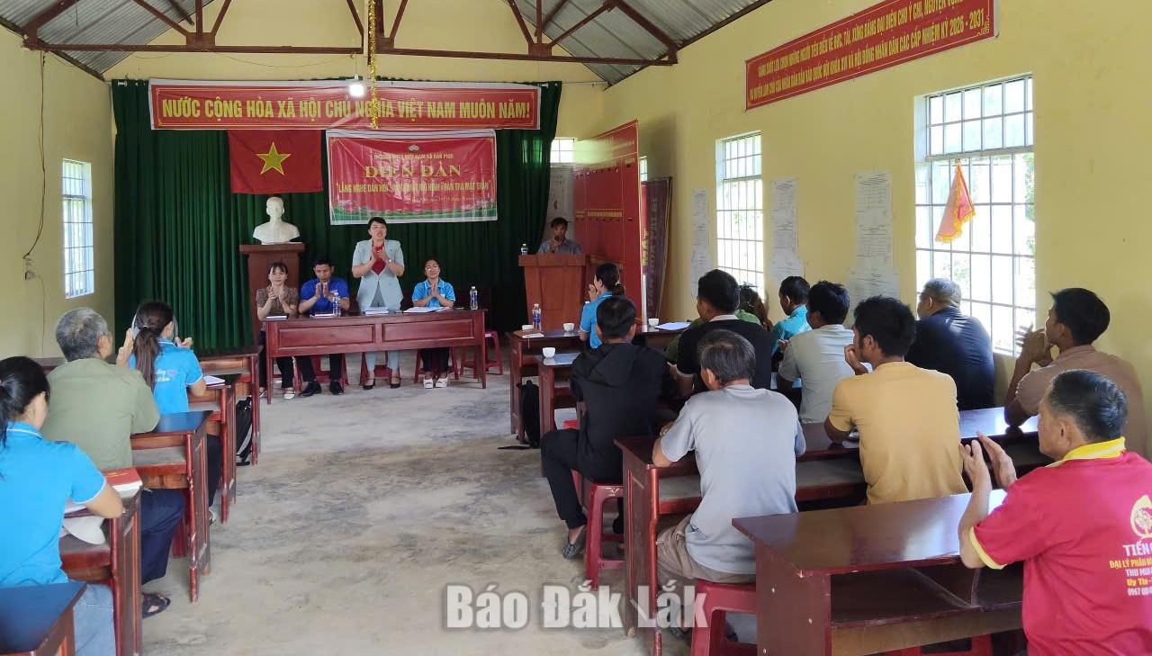 Đông đảo người dân tham gia hội nghị.