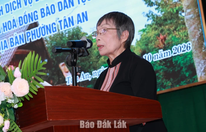 Nhạc sĩ, Nhà văn Linh Nga Niê Kdăm, Nguyên Chủ tịch Hội Văn học nghệ thuật tỉnh Đắk Lắk phát biểu tại hội nghị.