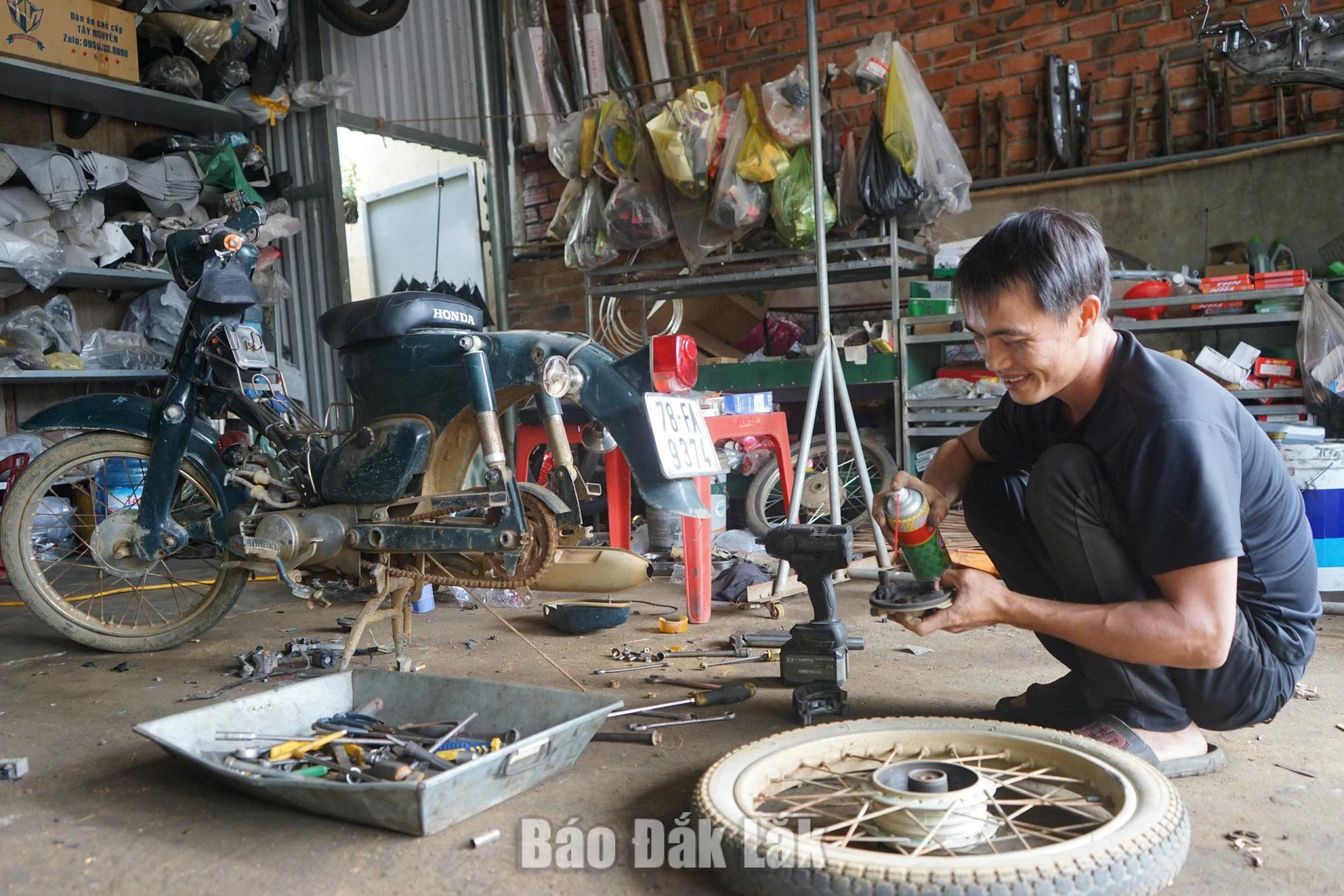 Anh Bùi Văn Tiến, thôn 5, xã Ea Riêng có việc làm ổn định từ nghề sửa chữa xe máy.