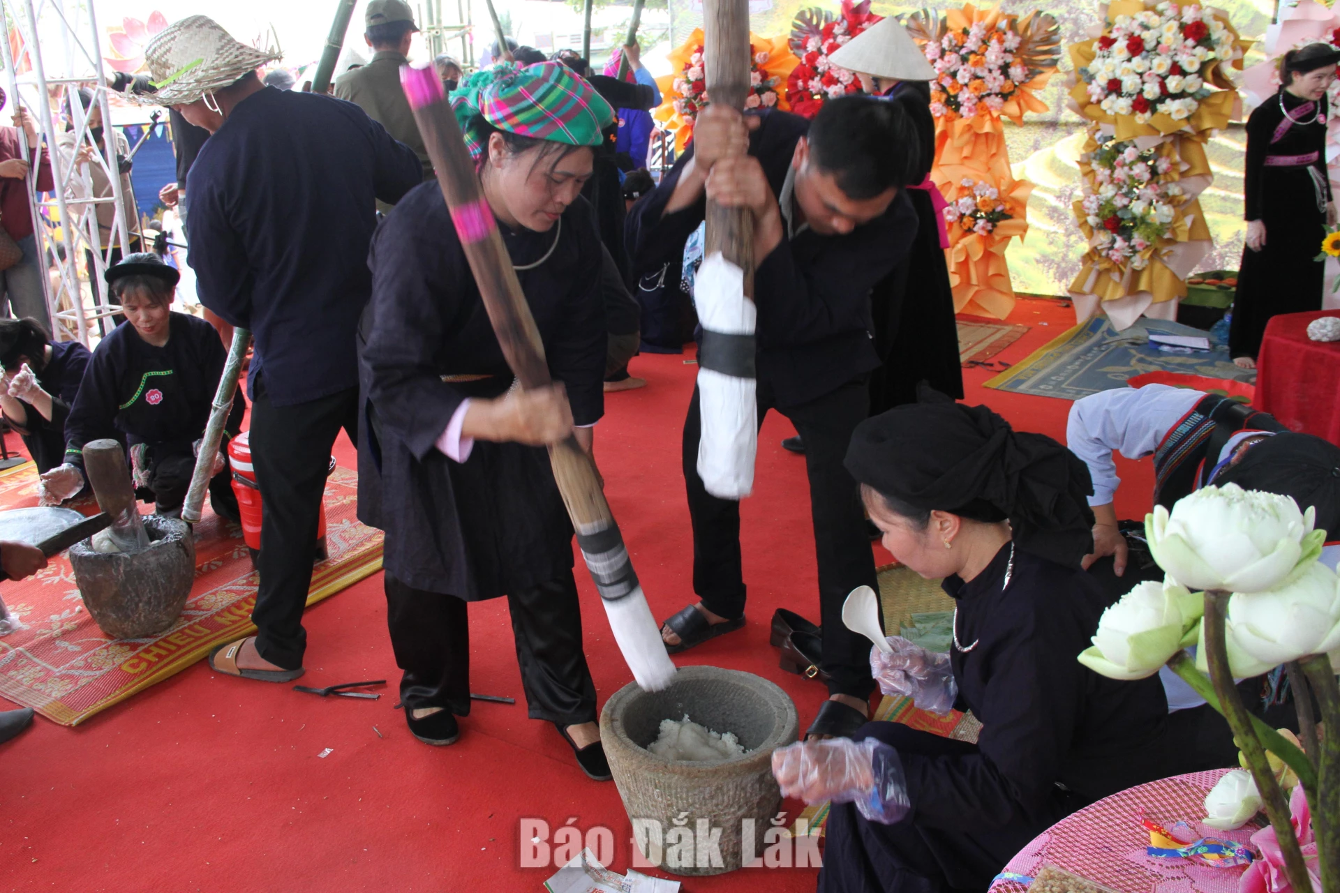 Giã bánh dày tại Lễ hội văn hóa dân gian Việt Bắc, xã Tam Giang, góp phần tái hiện nét đẹp trong đời sống văn hóa truyền thống của đồng bào Tày, Nùng.