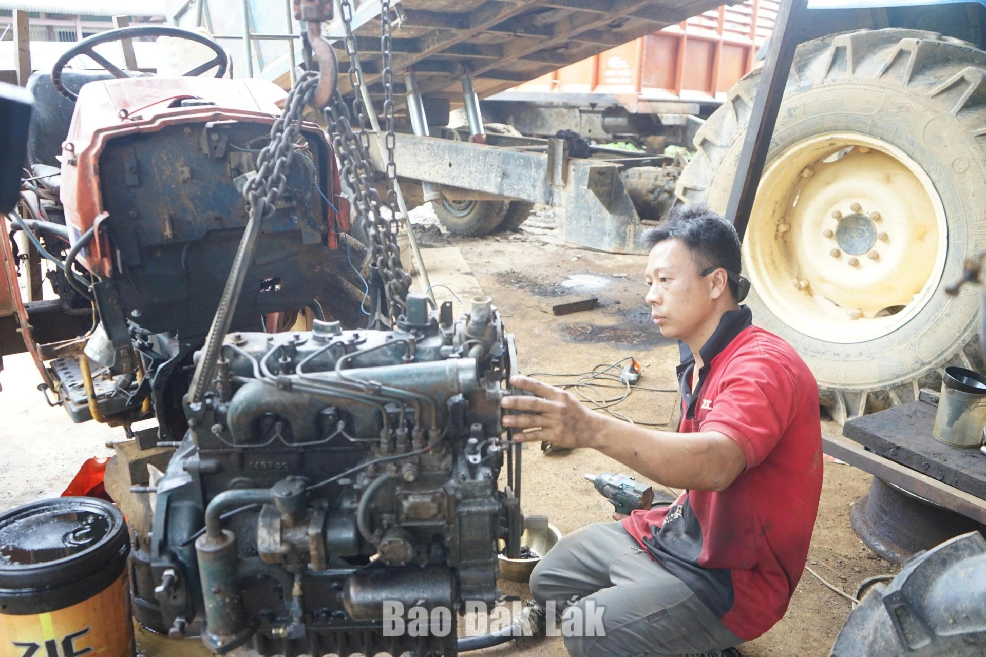 Hơn 3 năm qua, xưởng cơ khí ô tô đã trở thành nguồn tạo việc làm, mang lại thu nhập ổn định cho gia đình anh Nguyễn Xuân Bình ở thôn 11, xã Ea Riêng.
