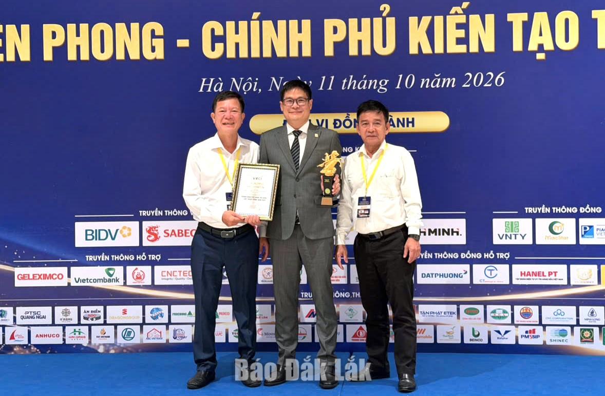 Mr. Le Duc Huy, Member of the Provincial Party Committee, Secretary of the Party Committee, the Member Council Chairman of Simexco Daklak (center), receiving the 2026 Thanh Giong Cup title of  “Outstanding Vietnamese Entrepreneur”.