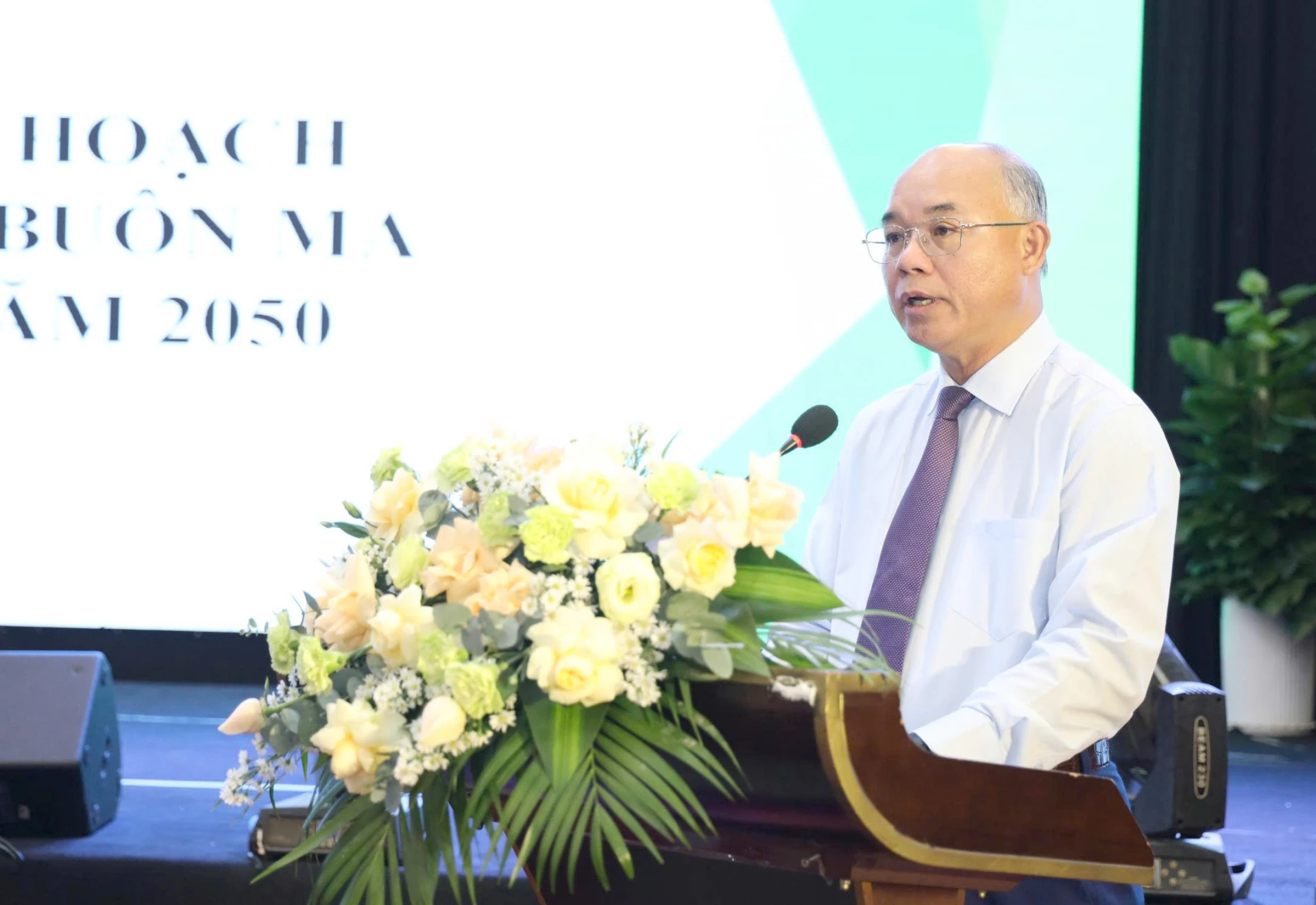 Phó Chủ tịch UBND tỉnh Trương Công Thái báo cáo tại hội nghị.