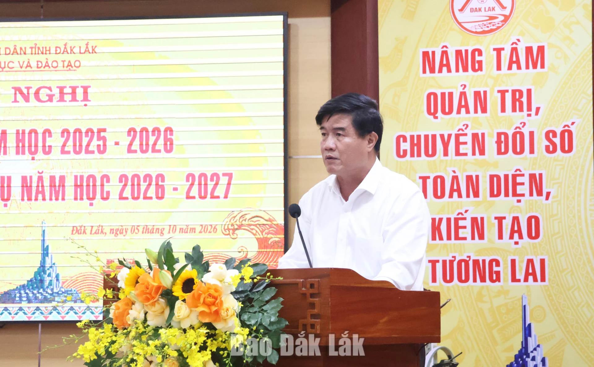 Phó Chủ tịch UBND tỉnh Nguyễn Thiên Văn phát biểu tại hội nghị.
