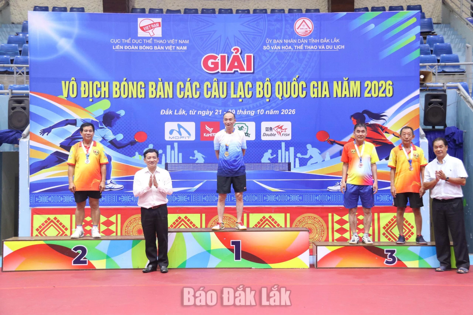 Ban tổ chức trao thưởng cho các vận động viên đoạt thành tích cao tại giải.