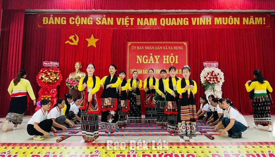Một tiết mục biểu diễn của Đội văn nghệ truyền thống dân tộc Thái xã Ea Bung.