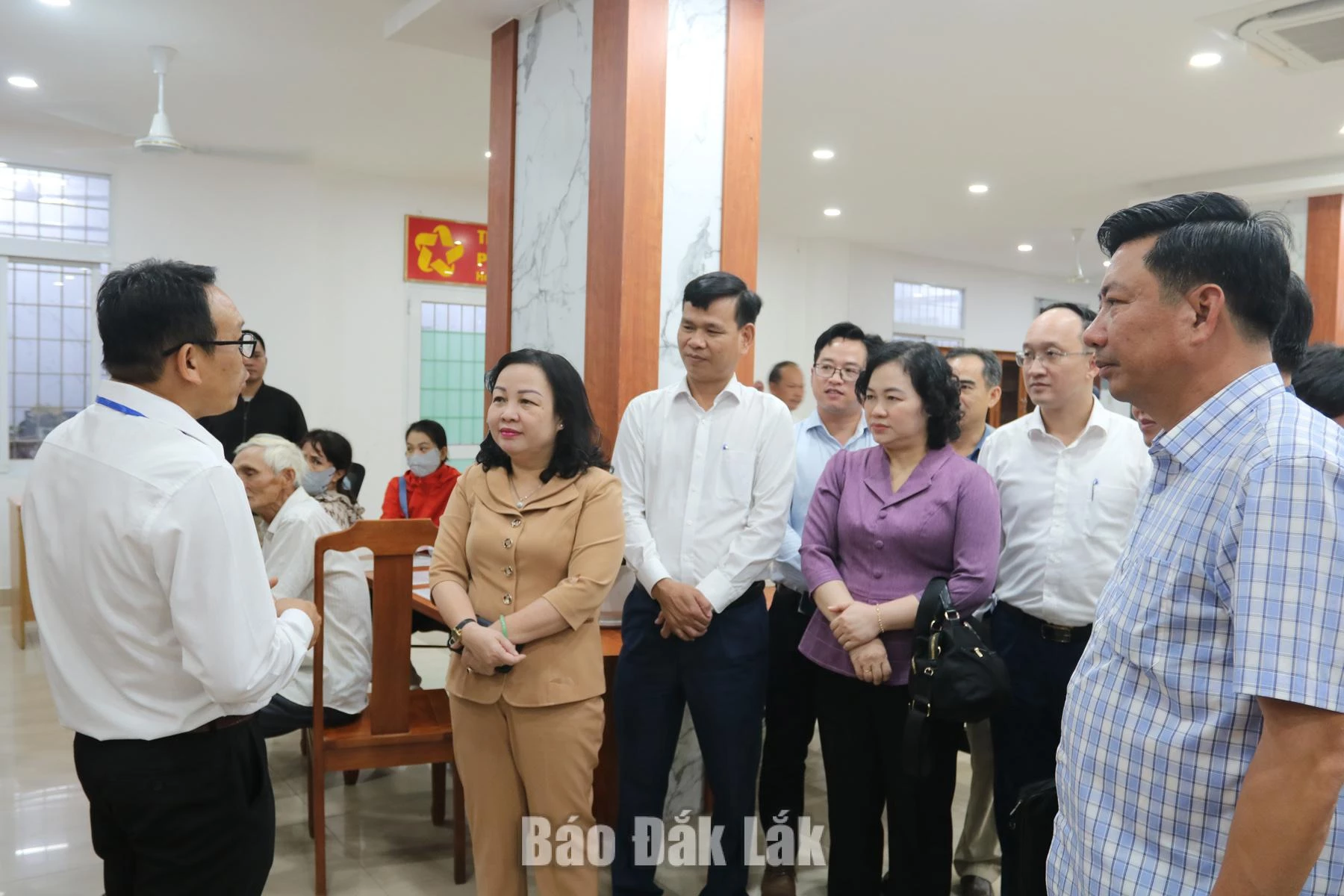 Comrade Cao Thi Hoa An, Member of the Party Central Committee, Permanent Deputy Secretary of the Provincial Party Committee, the PPC Chairwoman, along with leaders from various departments and agencies, conducting a field inspection on personnel deployment at the Public Administrative Service Center in Tuy Hoa ward.