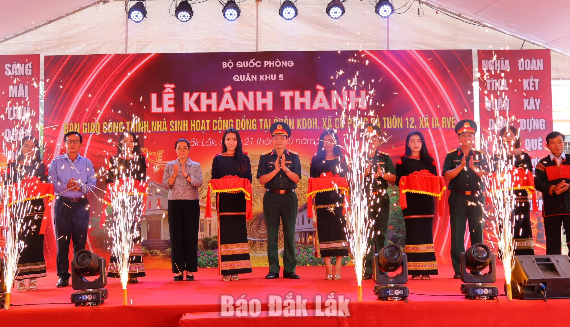 Các đại biểu cắt băng khánh thành công trình.
