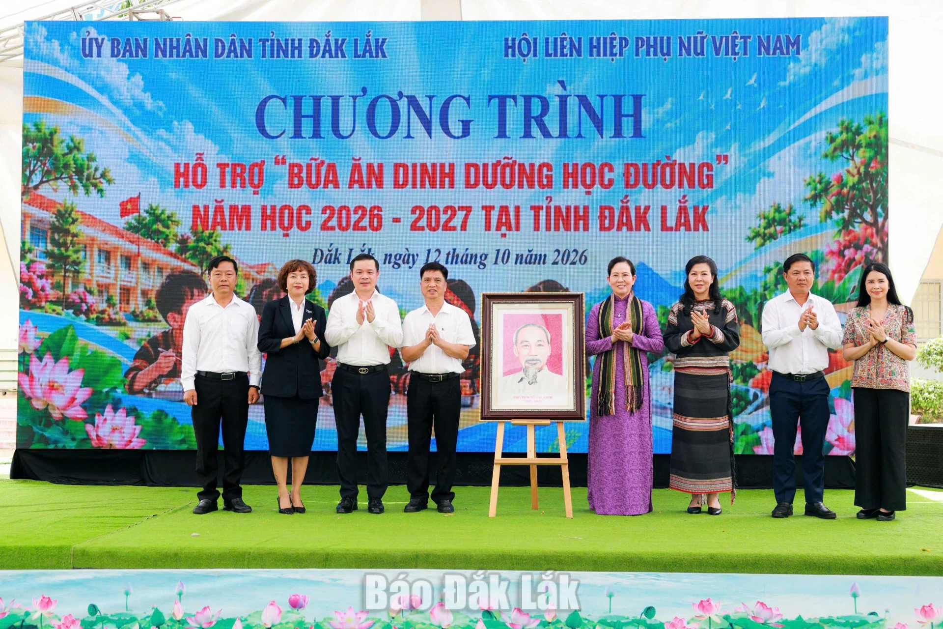 Đoàn công tác cùng lãnh đạo tỉnh trao tặng bức tranh Bác Hồ cho hai trường.