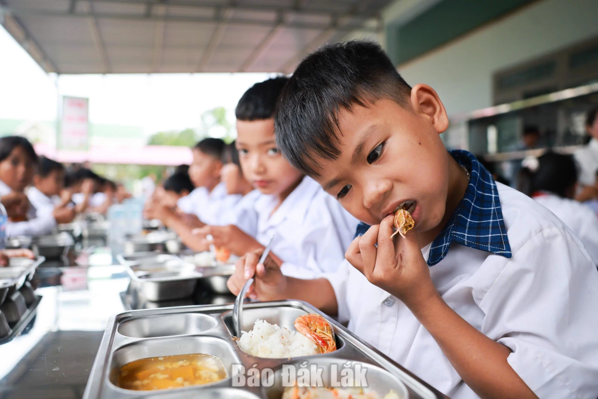 Học sinh ăn trưa tại trường.