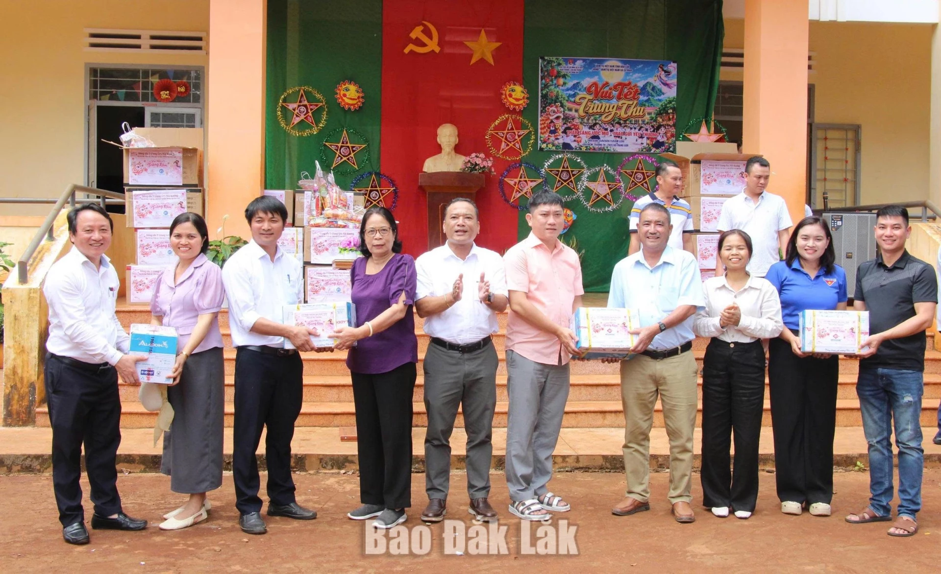 Đồng chí Y Giang Gry Niê Knơng, Phó Bí thư Tỉnh ủy, Bí thư Đảng ủy Mặt trận Tổ quốc, các đoàn thể tỉnh, Chủ tịch UBMTTQ Việt Nam tỉnh trao quà tặng Trường Tiểu học và THCS Nơ Trang Gưh (xã Ea Hiao). Ảnh: Vân Anh